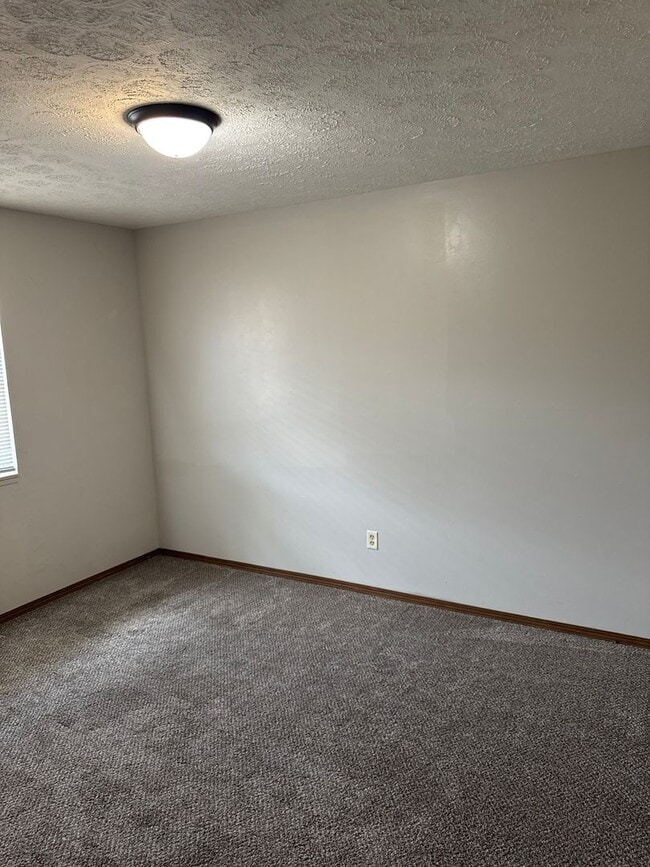 Building Photo - Charming 2 Bedroom Duplex!