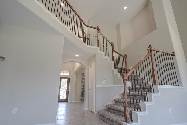 Building Photo - 7818 Lake Commons Dr