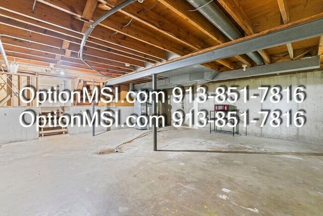 Building Photo - Very Spacious! SMSD!