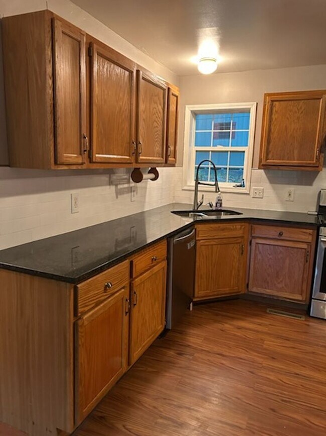 Building Photo - 3 bedroom 3 bathroom