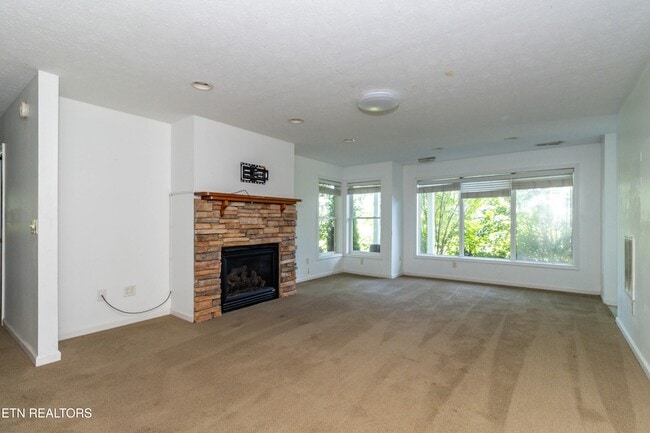 Building Photo - 2084 Allenridge Dr