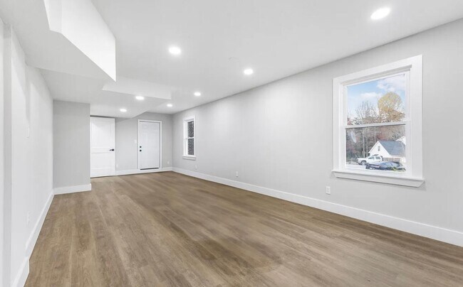 Building Photo - Move in Ready Stunning 4/3 Close To Everything In Greenville!