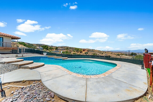 Building Photo - 1055 Lakeview Dr