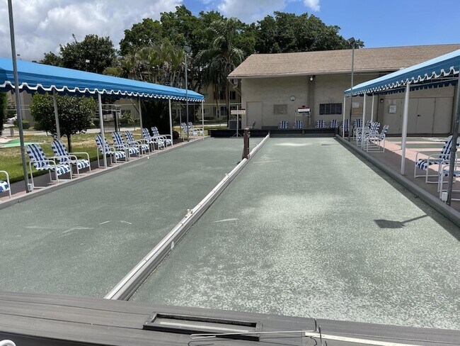 Building Photo - 705 Lori Dr