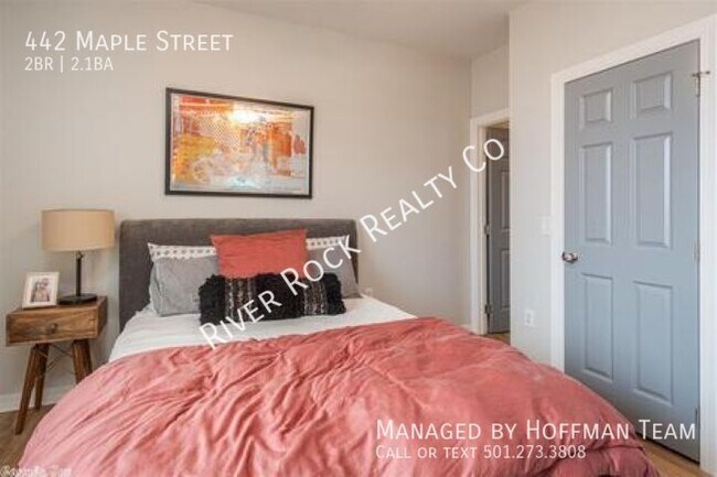 Building Photo - 442 Maple St