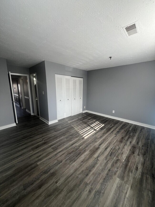 Building Photo - 421 Redding Rd