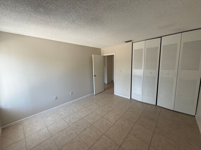 Building Photo - 1001 Spring Meadow Dr