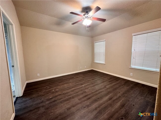 Building Photo - 2020 Meadow View Dr