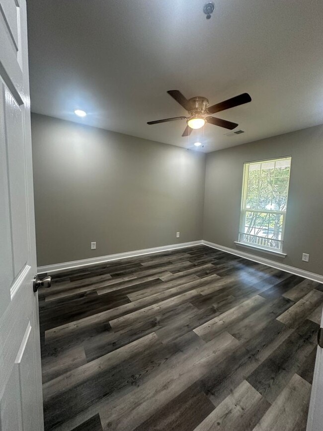Building Photo - Stylish 2-Bed, 1.5-Bath Condo | Pool, Gym ...