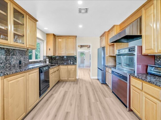 Building Photo - Welcome to this charming 3-bedroom, 2-bath...