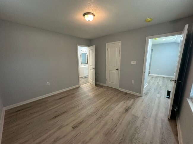 Building Photo - 2 Bed 2 Bath House