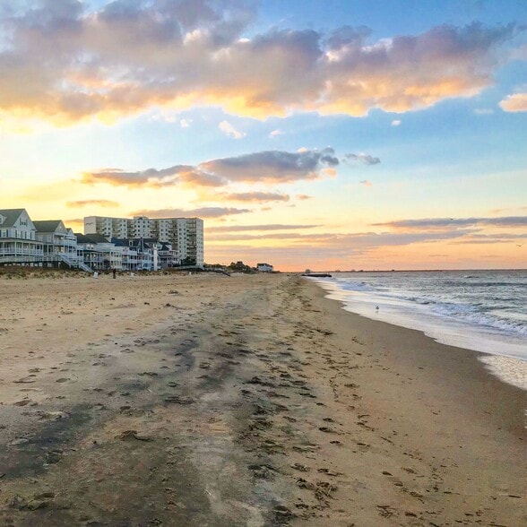 Neighborhood beach is 3 blocks from the front door! - 417 E Government Ave