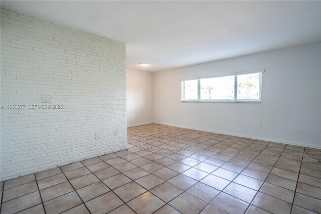 Building Photo - 1940 Biarritz Dr