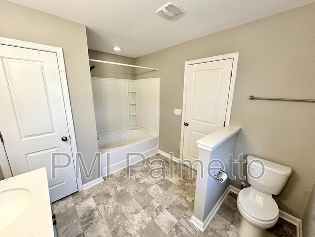 Building Photo - 117 Weeping Oak Ln
