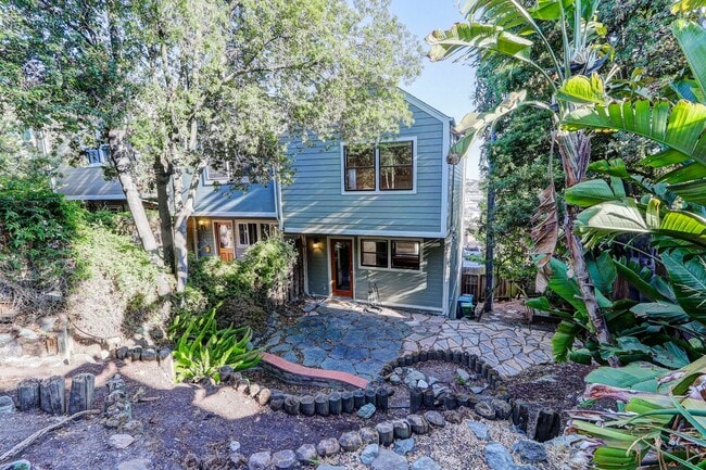 Building Photo - 2 Bed / 1 Bath townhome in sunny Potrero H...