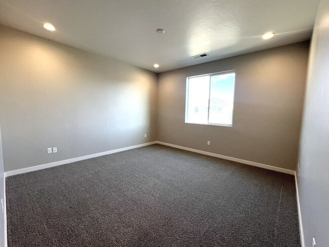 Building Photo - Brand new 3 bed 2.5 bath townhome in Stars...
