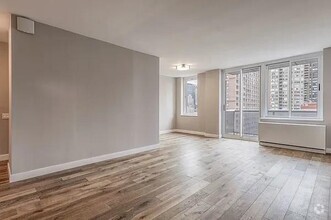 Building Photo - 560 W 43rd St