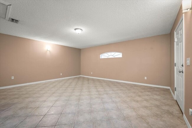 Building Photo - Beautiful 4BR Home with Fireplace, Screene...