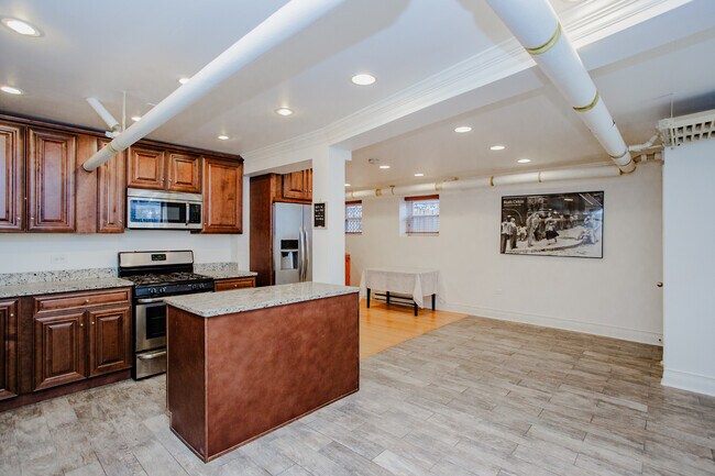 Building Photo - 622 W Briar Pl