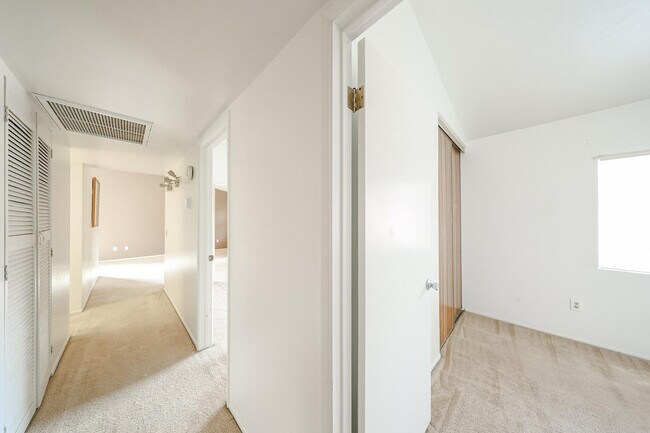 Building Photo - 102 W Concorda Dr