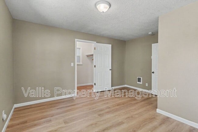 Building Photo - 3080 Park Ave NE