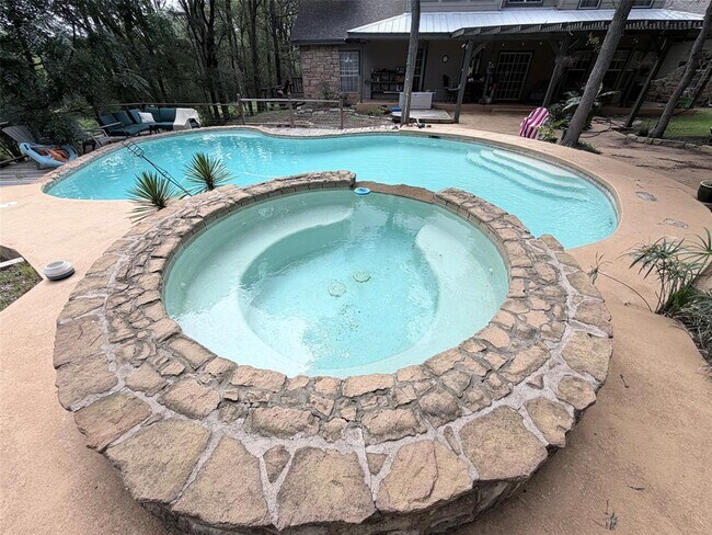 Building Photo - 236 Piney Ridge Dr