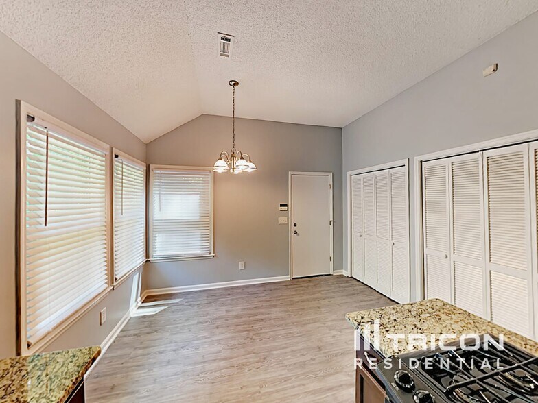 Building Photo - 105 Peach Pointe Dr