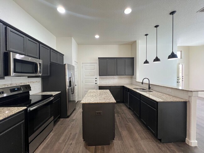 Building Photo - Luxury 3/2 duplex in NBTX