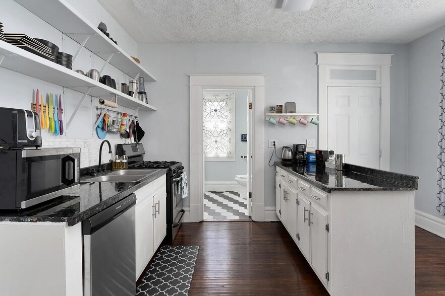 Building Photo - 477 E Gates St