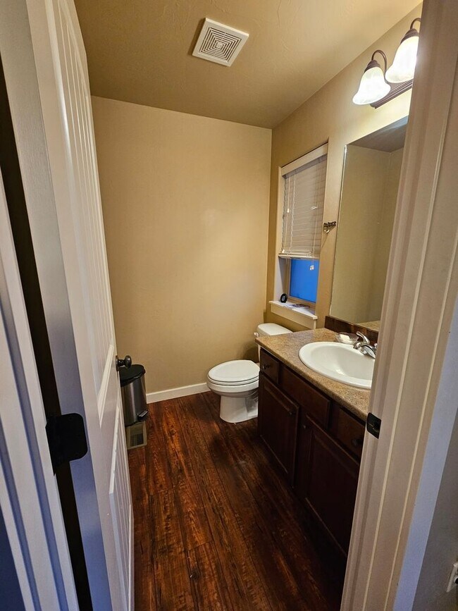 Building Photo - 3 Bedroom 2.5 bath condo located in Four Corners