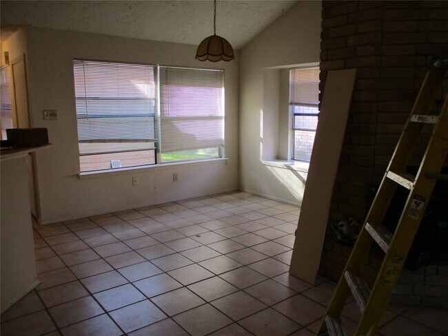 Building Photo - 19947 Mountain Dale Dr