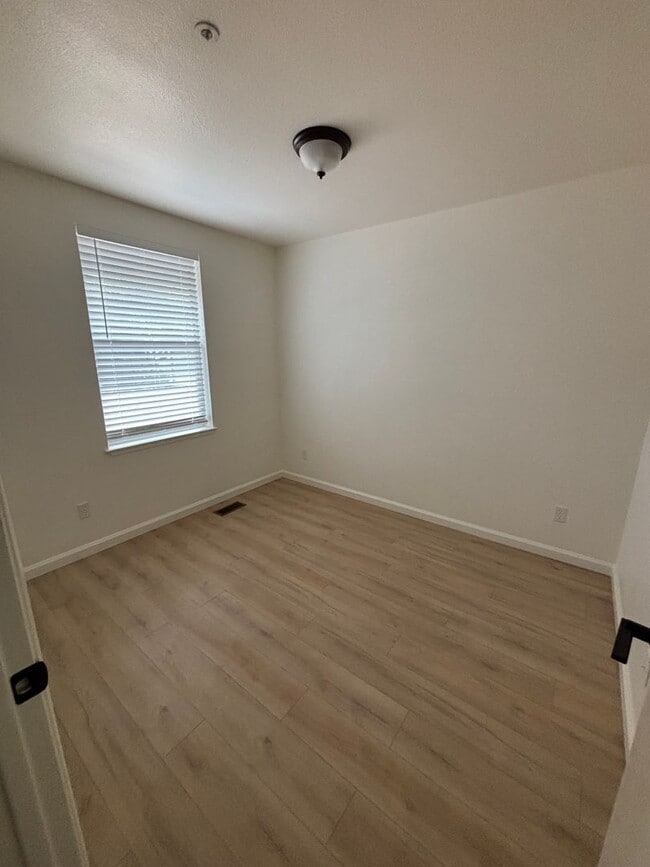 Building Photo - Beautiful 3 Bedroom, 1.5 Bath Townhome Available now!