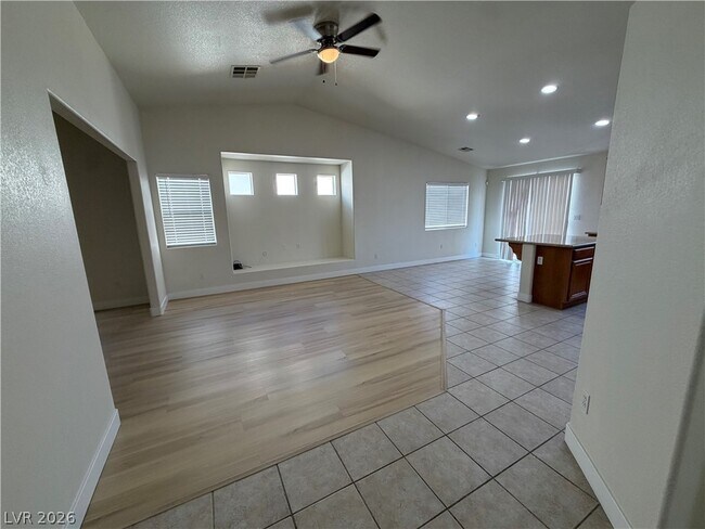 Building Photo - 513 Lava Beds Way