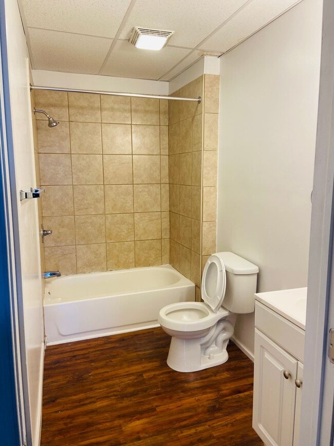 Building Photo - 2 Bedroom on 2nd/3rd Floor-East End of Yor...