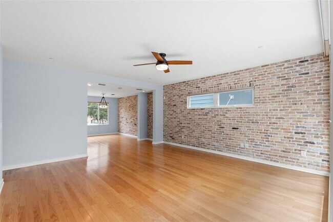 Building Photo - 347 4th Ave S