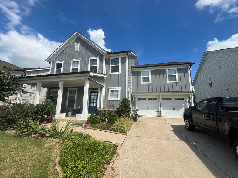 Building Photo - Room in House on Aintree Ave