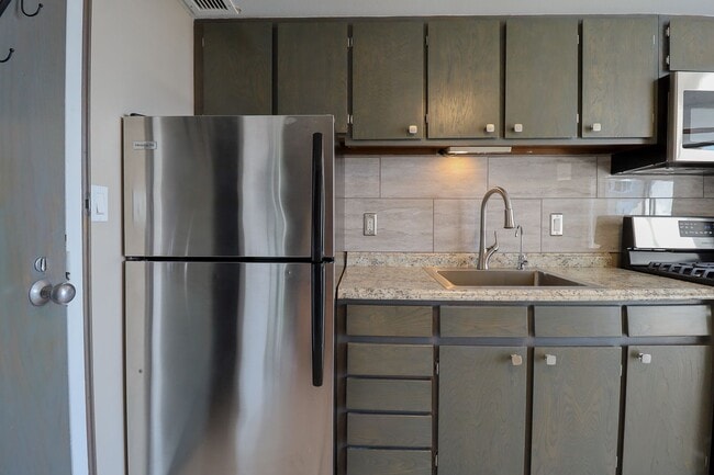 Building Photo - 410 W 7th St