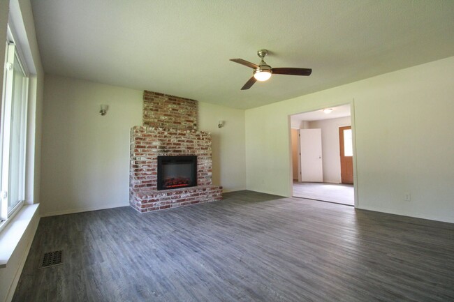 Building Photo - Welcome to this charming 3-bedroom, 2-bath...