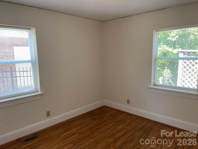 Building Photo - 1308 S Kings Dr