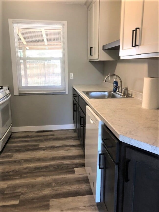 Building Photo - Cute Cozy: Completely Updated must see to ...