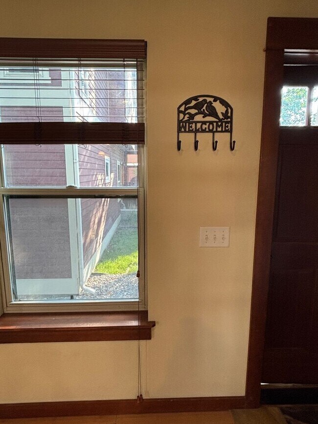 Building Photo - FIRST MONTH'S RENT FREE! New lower rent $1850