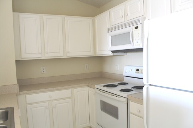 Kitchen - 6118 Hedgecock Cir