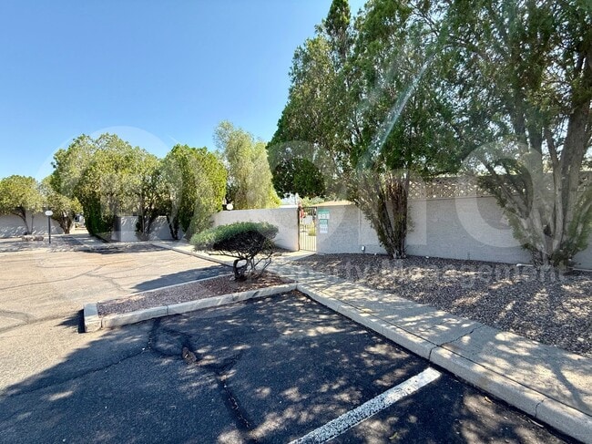 Building Photo - 3402 N Richland Dr