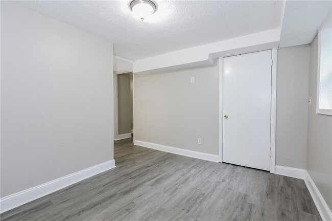 Building Photo - 1123 Graymont Dr SW