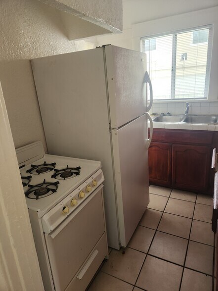 kitchen - 828 E 10th St