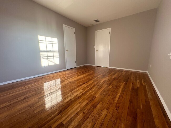 Building Photo - Charming 3 Bed with 2 Baths
