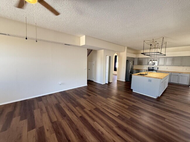 Building Photo - Beautifully remodeled 6 bedroom - 3 bath h...