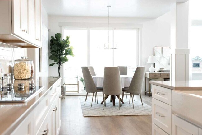 Building Photo - Charming 4-bedroom, 2.5-bathroom home