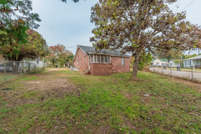 Building Photo - Brick home with a fenced-in yard!