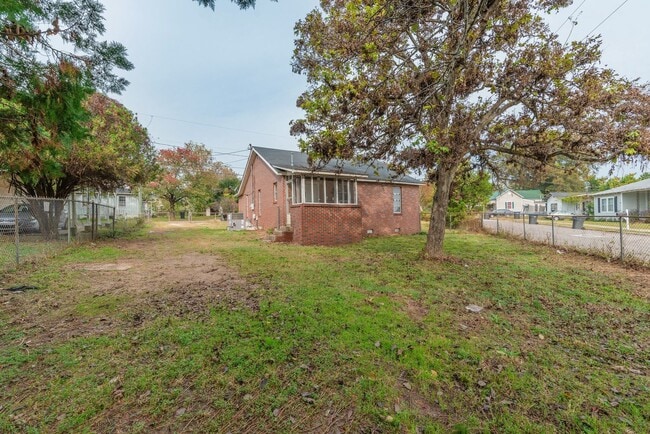 Building Photo - Brick home with a fenced-in yard! Section 8 accepted